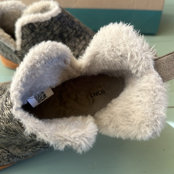 Woman’s TOMS slippers size 10 (worn 2x) - Picture 8 of 8